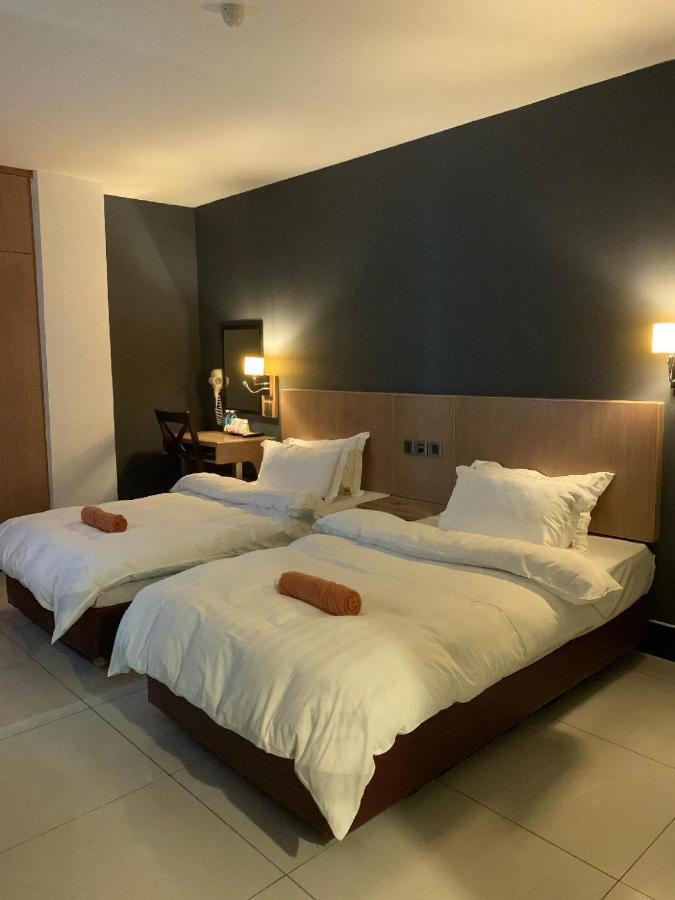 The Room Hotel Miri Exterior foto