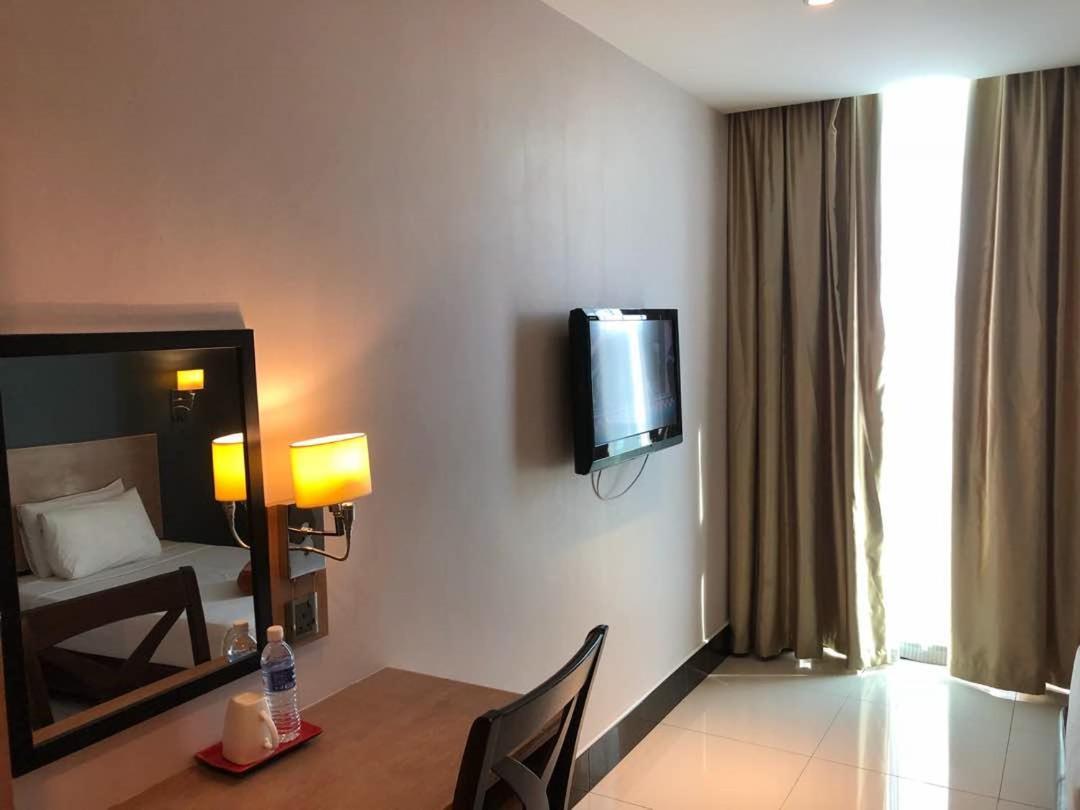 The Room Hotel Miri Quarto foto