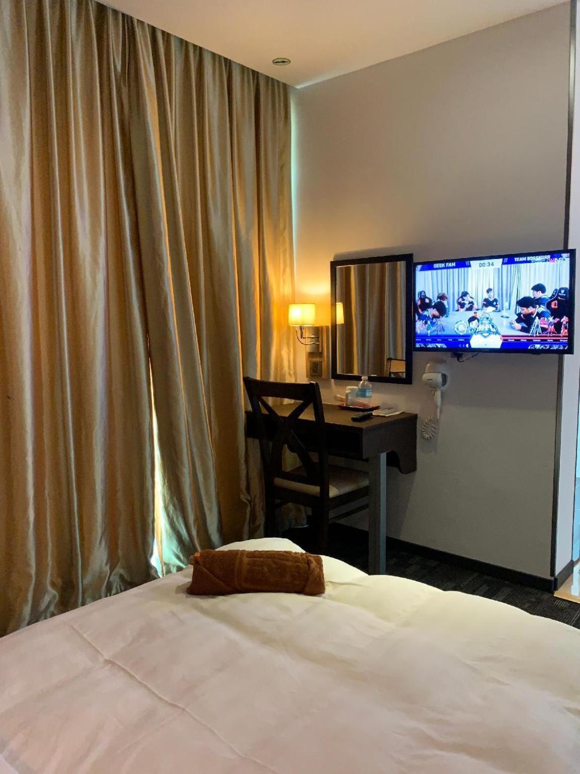 The Room Hotel Miri Quarto foto